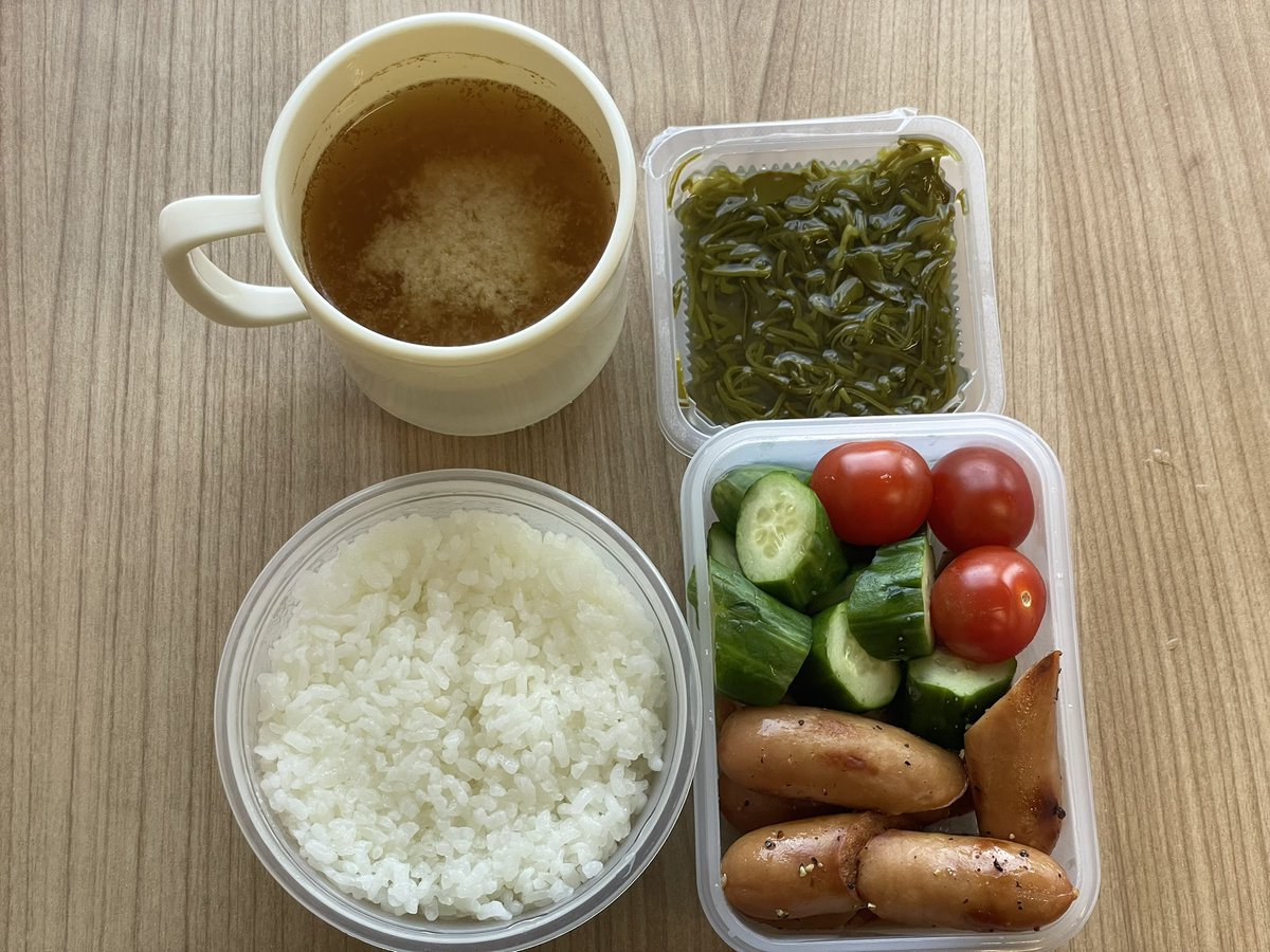 月曜日。今日のお昼はウインナーと胡瓜とミニトマトとめかぶ。白飯と味噌汁。仕事は比較的穏やかだが私が穏やかでない。やったことないことがどんどん押し寄せてくる。気もそぞろで仕事ミスしないように気をつけねば。あぶないあぶない。#おうちごはん #ずんこ飯 #お弁当