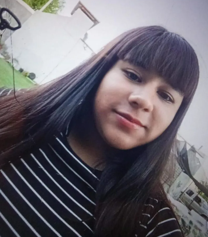 Carmen Elizabet Villamayor tiene 15 años, desapareció el 18/4/26 en Olavarría, provincia de Buenos Aires. Vestía campera blanca con negro, pantalón jogging negro y zapatillas verdes. Se hizo la denuncia. Por favor avisar #Urgente al☎️2284-419016, o 911 

#Olavarria #BuenosAires