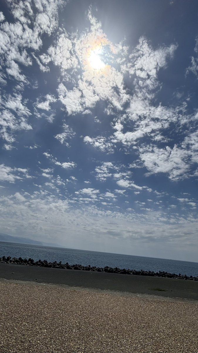 36Bh's tweet photo. お空と海がとっても綺麗です🌊 https://t.co/eHnI9zOnzd