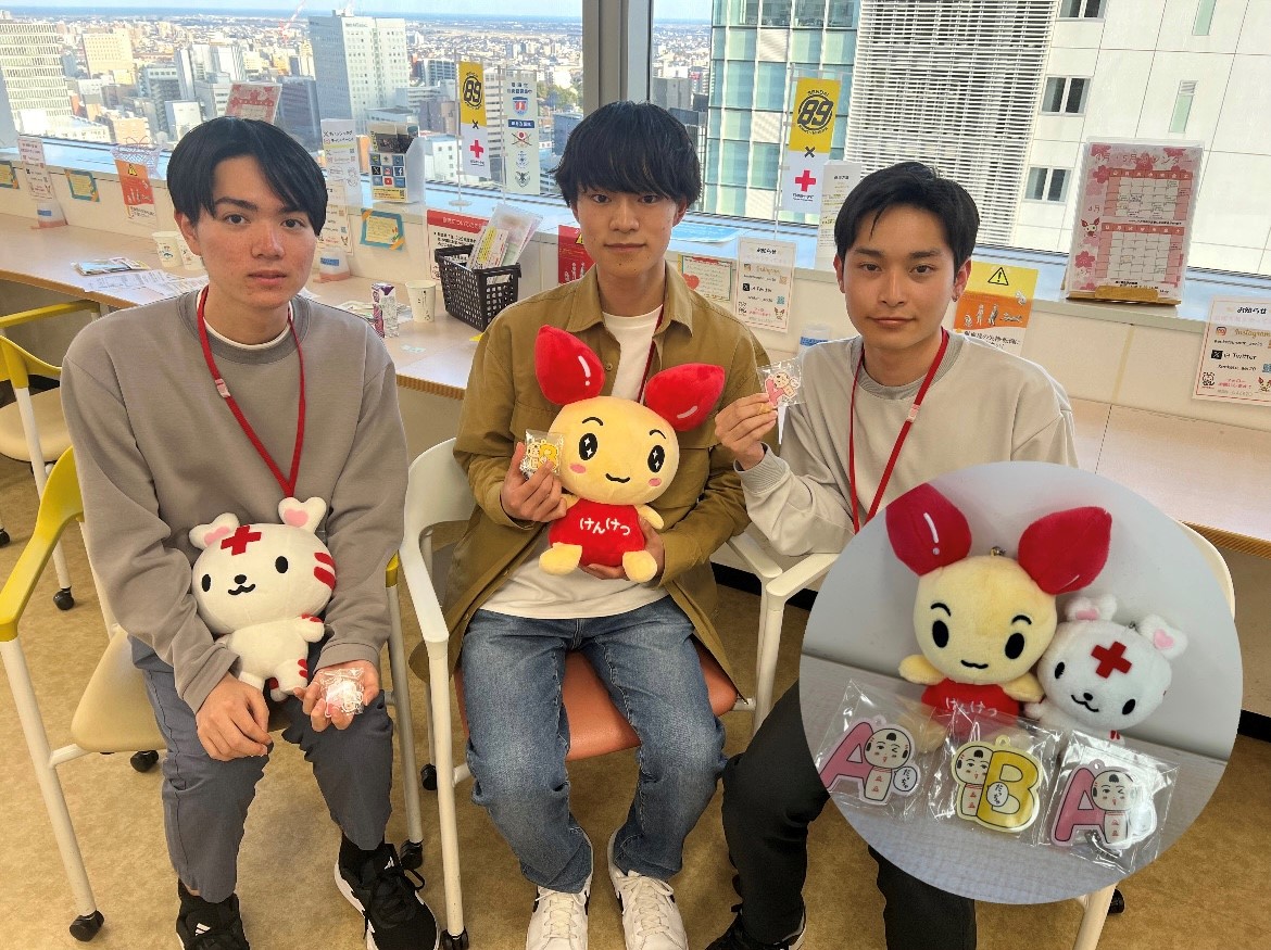 先日は東北大学の新入生3人が献血にきてくれました！

寮で仲良くなったそうです！ということはみなさん仙台で暮らすのは初めて⁉️
仙台で献血デビューした記念に血液型の仙台弁こけしをプレゼントです！！🙌

献血ルームアエル20は東北随一のナイス・ビューを誇ります！ 
#ケンカツ #仙台弁こけし