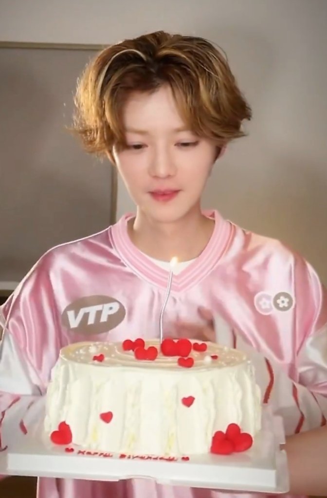 เราอยู่กันมาตั้งแต่ได้เห็นหน้ากันทุกวัน จนวันนี้ ด้วยวัยและหน้าที่ทำให้นานครั้งถึงได้เจอหน้า พอย้อนคำอวยพรยังเป็นข้อความไม่ต่างจากเดิม ยังมีแต่ความหวังดีให้เสมอ วันนี้ได้เห็นน้องลู่หานยิ้มแล้วยังเผลอยิ้มตามเหมือนเดิม ขอให้วันเกิดเป็นการเริ่มต้นที่ดี มีรอยยิ้มหวานอย่างนี้ไปทุกวัน