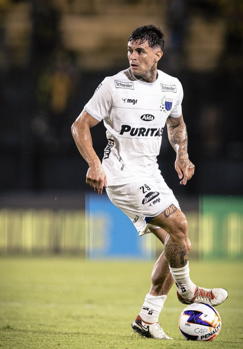 Che, es muy bueno Ezequiel Olivera. Me están gustando mucho sus últimos partidos

Movimientos de extremo, pero también de interior. Tiene mucho control sobre la pelota, sea contra la línea o por adentro

Potente en carreras largas. Muy interesante jugador