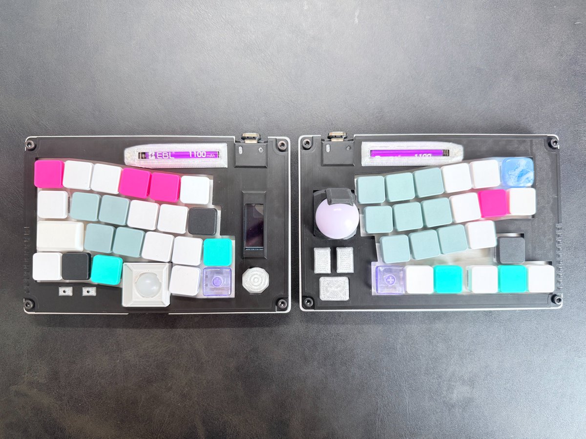 limitshot84's tweet photo. キーキャップ付けて完成。
ベース：Tai-Hao MT165でデ・ステイル風に
右上：@JizaiStyle さんの試作レジンキーキャップを少し前に買ったやつ。行き場に悩んでたのがここで居場所が決まりました
親指：@shakupan_ さんのレジンキャップはどっかのタイミングでおまけとしていただいたもの https://t.co/D2GR4XbDZ3