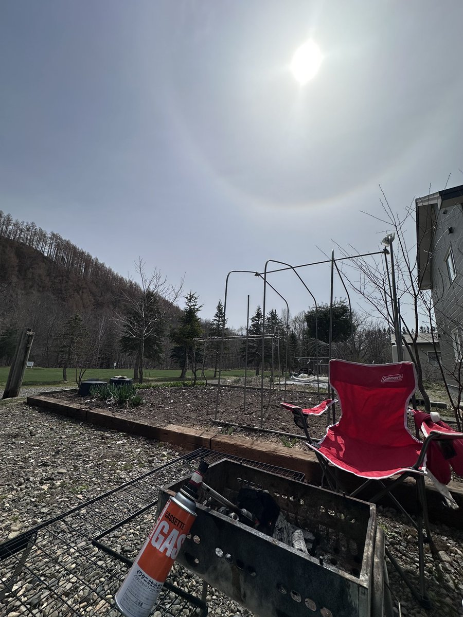 wood_stock_69's tweet image. 代休でして、朝から家庭菜園の畑起こしやら花壇の手入れやらで一汗💦
天気がいいので思いつきBBQ🍖🍖🍖
太陽の周りにハロ、明日は予報どおり雨が降りそう☔

#BBQ