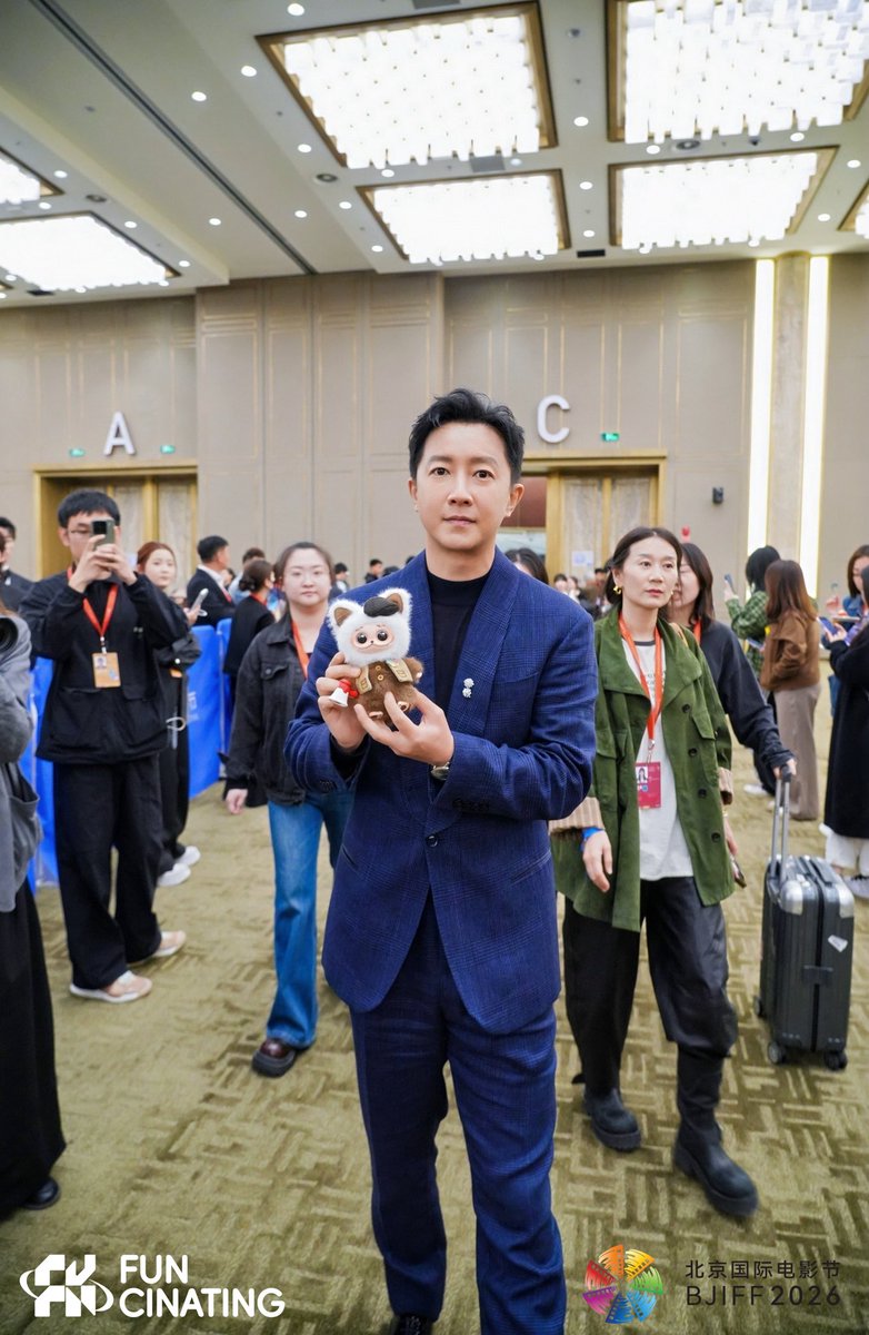 FUNCINATING's tweet photo. ✨ Our plush toy takes the spotlight at the 16th BJIFF

Many film stars including Han Geng were spotted holding our festival-exclusive plush toy. 🎬

📍 Now on show at the festival – grab yours while you can!

#BJIFF2026 #hangeng #16thBJiff #PlushToy #Funcinating #Gismow #bjiff https://t.co/4pV3S5oxND