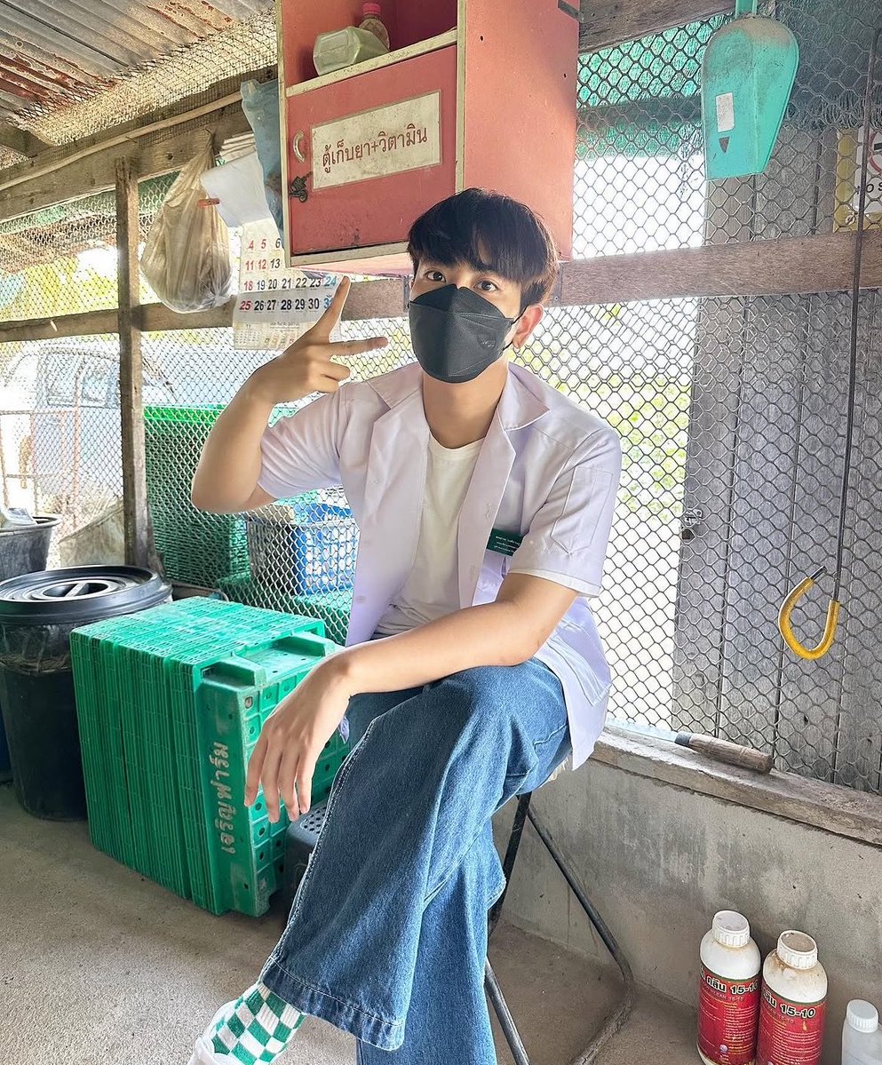 For new fans or those of you who are wondering, Mix is actually a veterinarian ka. He graduated from the Faculty of Veterinary Science at Chulalongkorn University with second-class honors. So, this little cutie can truly practice as a vet ka. 

#เอิร์ทมิกซ์ #EarthMix #mixxiw