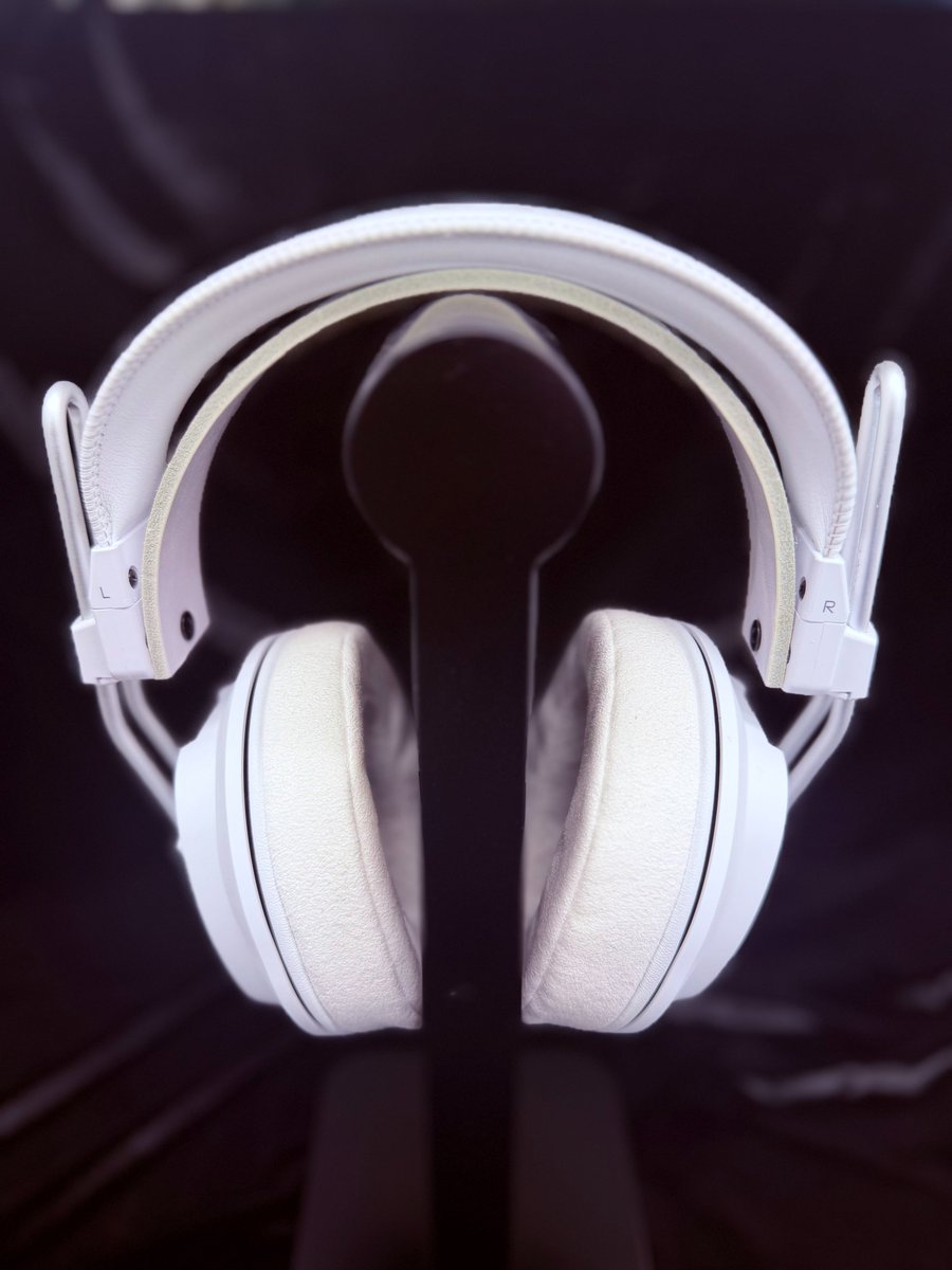 FOSTEX_INFO's tweet photo. カラーバリエーションの企画を進めています🎧
色の需要の見極めはなかなか難しく、、、まずはホワイトカラーを試作してみました!
#FOSTEX #T50RPmk4 #ヘッドホン https://t.co/MCzRM11rP9