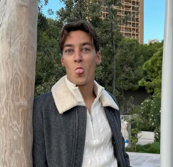 grussellvb's tweet image. right