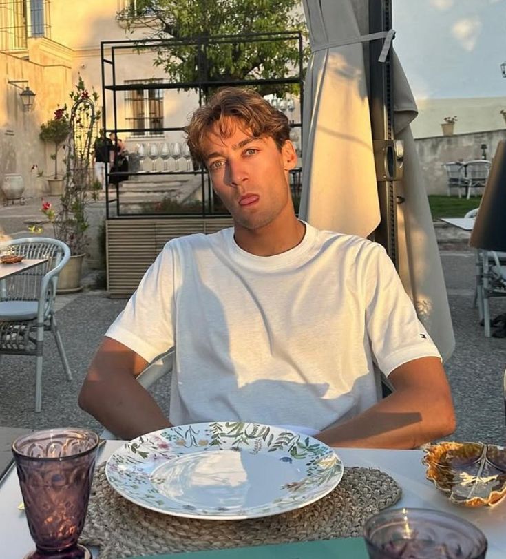 grussellvb's tweet image. right