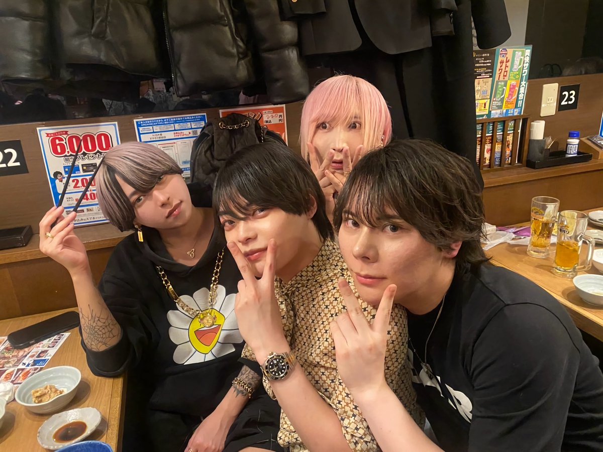 YGD_Sapporo's tweet photo. ❄️🌳YGGDRASILL -SAPPORO-🌳❄️
✨🥃レクリエーション☆食事会🥃✨

わたくし🎀ユグ札子(初めまして)🎀が少しだけにはなってしまいますがレポートさせて頂きます👀
これからどうぞよろしくお願いいたします🙇‍♀️ ̖́-

キャストさん内勤さん総勢40～50名くらいいらっしゃったと思います🤍
(写真に写っていない人や今日来れなかった人もいるそうです⭐️)

どこに行ってもイケメンイケメン...様々なイケメンキャストさんがいらっしゃいました😳❤️
(ドキドキしてしまったのは内緒です💕)

内勤さんは優しそうな方ばかりでとても頼りがいがありそうでした🤗❤️
(こんなお兄ちゃんが欲しかった🤍)

皆さん終始笑顔でとても楽しそうでわたくしもとてもHAPPYな気分になれました🌈

やはり❣️❄️"すすきのの代名詞"❄️と言っても過言ではない❣️そう思います👼🏻𓈒𓂂𓏸💙

お店の場所が...
なんと👀
すすきの駅徒歩30秒🚶‍♀️🚶‍♀️
是非足を運んでみて下さい❣️❣️
推し🖤⋆͛がきっと見つかると思います🫶♡♡

レポーターは🎀ユグ札子🎀でした🙇‍♀️ ̖́-
失礼いたしました🤍

ご詳細はこちら❤️‍🔥
https://t.co/MNDZ1p1nlz