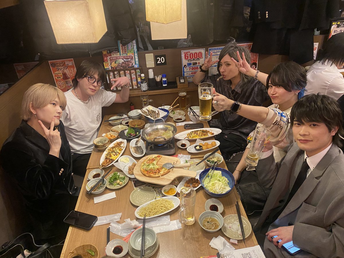 YGD_Sapporo's tweet photo. ❄️🌳YGGDRASILL -SAPPORO-🌳❄️
✨🥃レクリエーション☆食事会🥃✨

わたくし🎀ユグ札子(初めまして)🎀が少しだけにはなってしまいますがレポートさせて頂きます👀
これからどうぞよろしくお願いいたします🙇‍♀️ ̖́-

キャストさん内勤さん総勢40～50名くらいいらっしゃったと思います🤍
(写真に写っていない人や今日来れなかった人もいるそうです⭐️)

どこに行ってもイケメンイケメン...様々なイケメンキャストさんがいらっしゃいました😳❤️
(ドキドキしてしまったのは内緒です💕)

内勤さんは優しそうな方ばかりでとても頼りがいがありそうでした🤗❤️
(こんなお兄ちゃんが欲しかった🤍)

皆さん終始笑顔でとても楽しそうでわたくしもとてもHAPPYな気分になれました🌈

やはり❣️❄️"すすきのの代名詞"❄️と言っても過言ではない❣️そう思います👼🏻𓈒𓂂𓏸💙

お店の場所が...
なんと👀
すすきの駅徒歩30秒🚶‍♀️🚶‍♀️
是非足を運んでみて下さい❣️❣️
推し🖤⋆͛がきっと見つかると思います🫶♡♡

レポーターは🎀ユグ札子🎀でした🙇‍♀️ ̖́-
失礼いたしました🤍

ご詳細はこちら❤️‍🔥
https://t.co/MNDZ1p1nlz