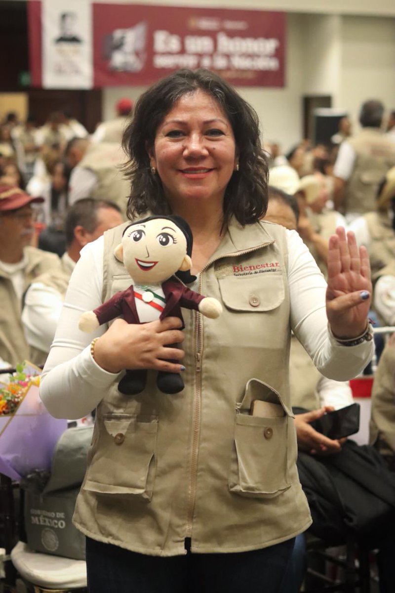 A_MontielR's tweet image. En #Durango nos reunimos con las y los #ServidoresDeLaNación para agradecer su trabajo, muchas veces silencioso, que hace posible que el bienestar llegue hasta el último rincón del país. Ustedes son la fuerza que sostiene la transformación, con compromiso y profundo amor por el