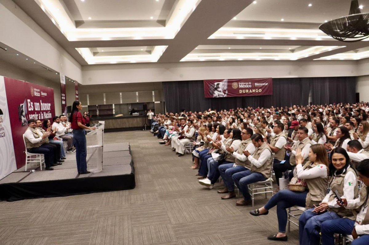 A_MontielR's tweet image. En #Durango nos reunimos con las y los #ServidoresDeLaNación para agradecer su trabajo, muchas veces silencioso, que hace posible que el bienestar llegue hasta el último rincón del país. Ustedes son la fuerza que sostiene la transformación, con compromiso y profundo amor por el