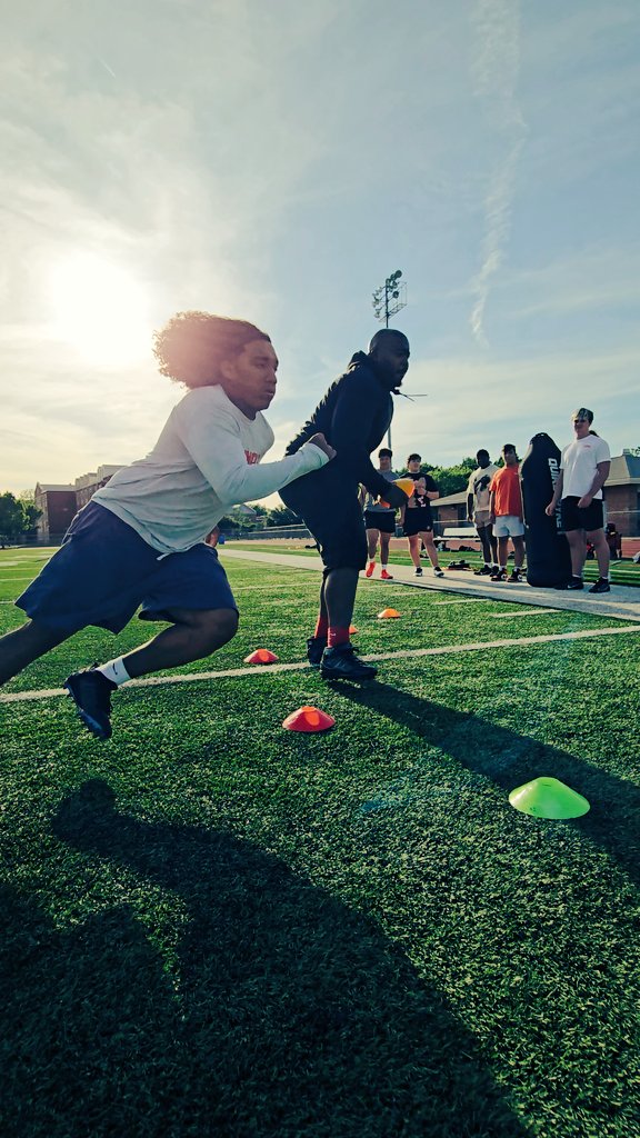 feedthesharks40's tweet photo. @PalaviWalker this guy is going to be a force on the edge for @BHS_HAWKS_FB twitch, explosiveness, and balance is crazy!

#Landsharkperformance https://t.co/bI32zx8j1t