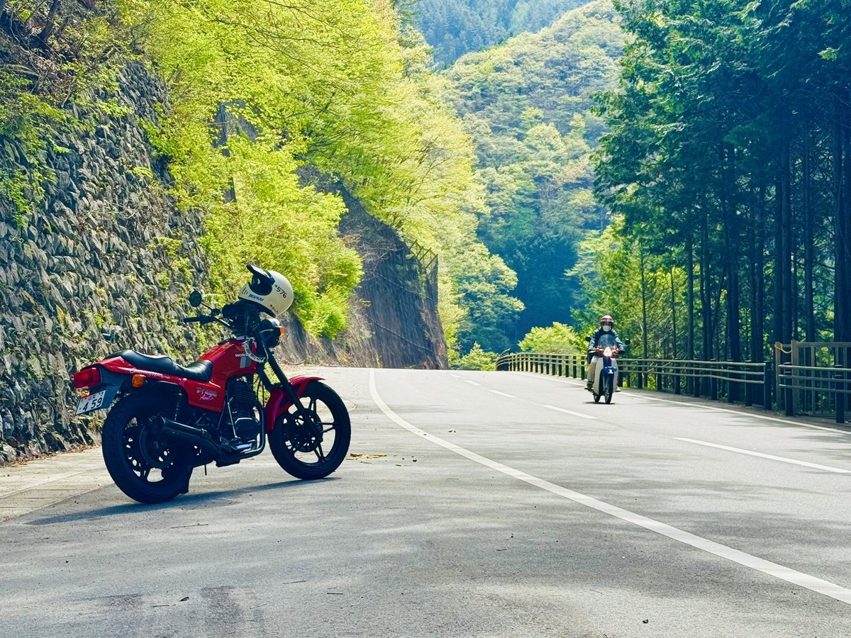 kozpaper's tweet photo. 新緑の中、昨日は奥多摩にカワサキW・エスト・TR系のMTGにホンダ車で🤣オイっ！
まぁ！仲間たちの顔を見に行くんで、それでヨシ！😊
往復はソロで風景見ながら〜のんびりと！

#コズ紙以外オートバイサービス
#奥多摩
#ホンダ
#FT400 https://t.co/AZrLtg9T31