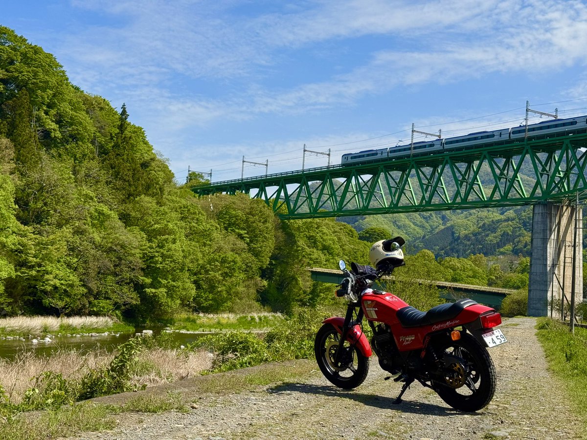 kozpaper's tweet photo. 新緑の中、昨日は奥多摩にカワサキW・エスト・TR系のMTGにホンダ車で🤣オイっ！
まぁ！仲間たちの顔を見に行くんで、それでヨシ！😊
往復はソロで風景見ながら〜のんびりと！

#コズ紙以外オートバイサービス
#奥多摩
#ホンダ
#FT400 https://t.co/AZrLtg9T31