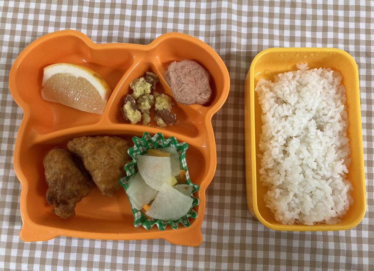 今日の弁当給食（４月２０日）
鶏肉のから揚げ
お花がんも煮
大根サラダ
さつまいもと豆の甘煮
グレープフルーツ