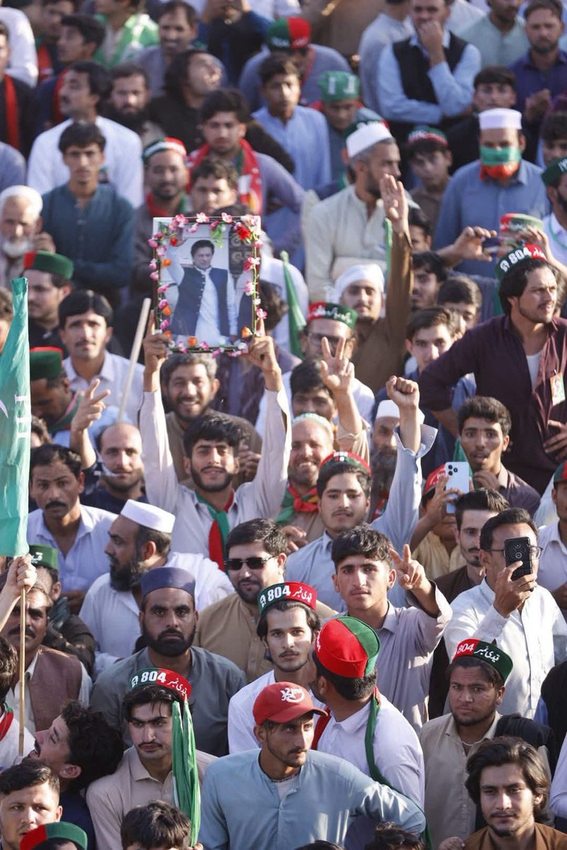 fozisidd's tweet photo. مجھے لگ رہا تھا کہ اس بار شاید اتنے لوگ نہ آئیں، کیونکہ پختونخوا اب ویسا نہیں رہا جیسا ڈھائی سال پہلے تھا۔ مہنگائی نے لوگوں کی کمر توڑ دی ہے بجلی مہنگی، پٹرول مہنگا، ہر طرف نفسا نفسی ہے۔ لیکن جب وہاں کے مناظر دیکھے تو دل ایک عجیب سوچ میں چلا گیا۔ خیال آیا کہ شاید مہنگائی بھی اسی لیے بڑھائی گئی کہ لوگ روٹی کے چکر میں لگے رہیں اور سڑکوں پر نکلنا چھوڑ دیں۔ مگر حیرت ہوئی کہ تین سال بعد بھی مردان کے جلسے میں پہلے سے زیادہ لوگ نکل آئے۔

پھر ذہن میں سوال آیا کہ یہی لوگ اڈیالہ کیوں نہیں پہنچتے؟ اور جواب بھی خود ہی مل گیا۔ یہ عام، مہذب لوگ ہیں نہ کوئی غنڈے، نہ ڈنڈا بردار۔ جب ریاست ہی 13 اکتوبر اور 26 نومبر کو عوام پر گولیاں برسائے، اور اوپر سے انہی پر مقدمے بھی ڈال دے، تو ایک عام شہری کیسے مقابلہ کرے گا جس نے کبھی تھانے کا منہ نا دیکھا ہو؟

لیکن ایک امید ضرور ہے۔ اڈیالہ والے کا اللہ پر کامل ایمان ہے ، جس دن یہ ریاست ہوش کے ناخن لے لے گی، عوام کو تسلیم کرلے گی تو صرف ایک اعلان کافی ہوگا کہ آپ کا لیڈر عمران خان آپ سے خطاب کرے گا۔ پھر خیبر سے کراچی تک لوگ خود نکلیں گے، اور لاہور کے مینارِ پاکستان کے اردگرد جگہ کم پڑ جائے گی۔

مجھے پورا یقین ہے کہ میرا رب اپنے حبیب ﷺ کے صدقے وہ وقت ضرور لائے گا۔ بندوقیں خاموش ہوں گی، اور عمران خان آزاد فضا میں خطاب کرے گا۔

"ایاک نعبد و ایاک نستعین"
ان شاء اللہ ❤️
#ReleaseImranKhan