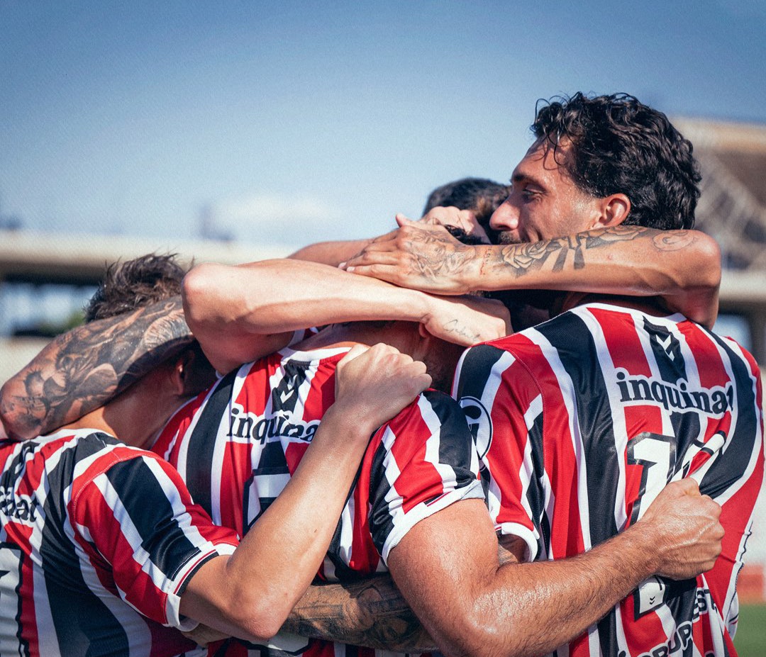 Jugadores: hoy dejen la vida, sean inteligentes, respeten la historia, entiendan dónde están, lo que se juegan y honren el escudo que representan. Cabeza, corazón y huevos. Es su chance de volver a ganarse a la gente y dar vuelta la situación. Vamos todos unidos. Vamos Chacarita.