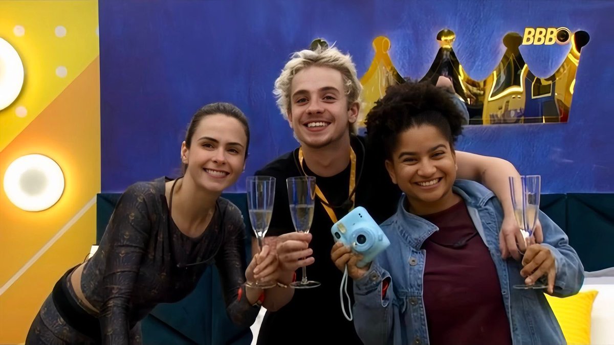 RealitysVip's tweet photo. Não tinha como ser outra final:

Veterana: a maior participante da história teria que voltar pra buscar o prêmio que perdeu há 10 anos.

Pipoca: a maior pipoca da edição e talvez da história do BBB.

Camarote: dos 5 camarotes, o único que realmente mereceu.

#BBB26 https://t.co/JuBTN8AZwb
