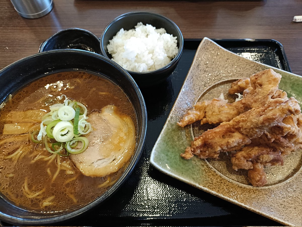 rinyouta's tweet photo. 本日のランチは ＃五味八珍
でからあげユーリンチー風とラーメンのセットをいただく🍜
満腹どす😋
＃ラーメン
＃からあげ
＃ランチ https://t.co/tFObbUbwFl