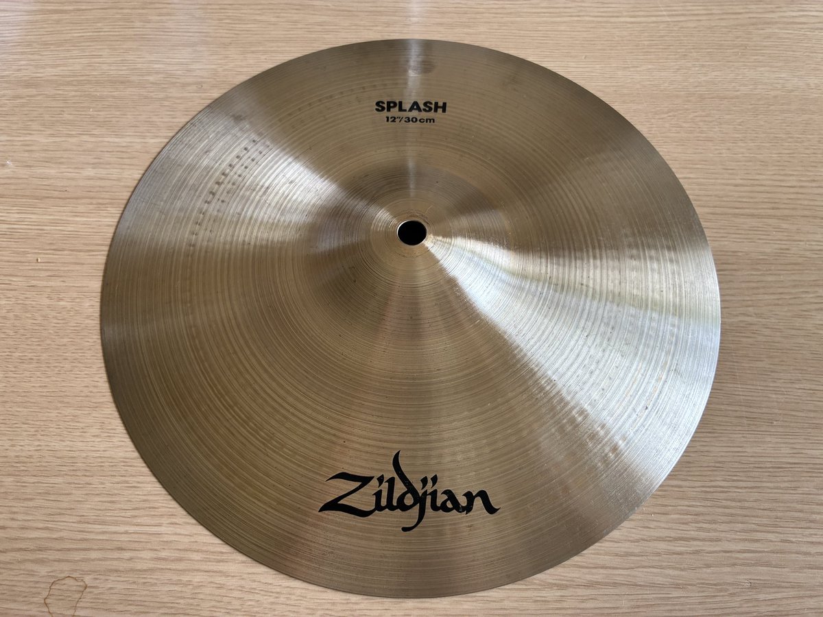 ベースアンプ探しにオフ巡りしてたらついつい衝動買いしてしまった
なかなかの格安だったけど一体いくらで買い取りしたんだろうか…