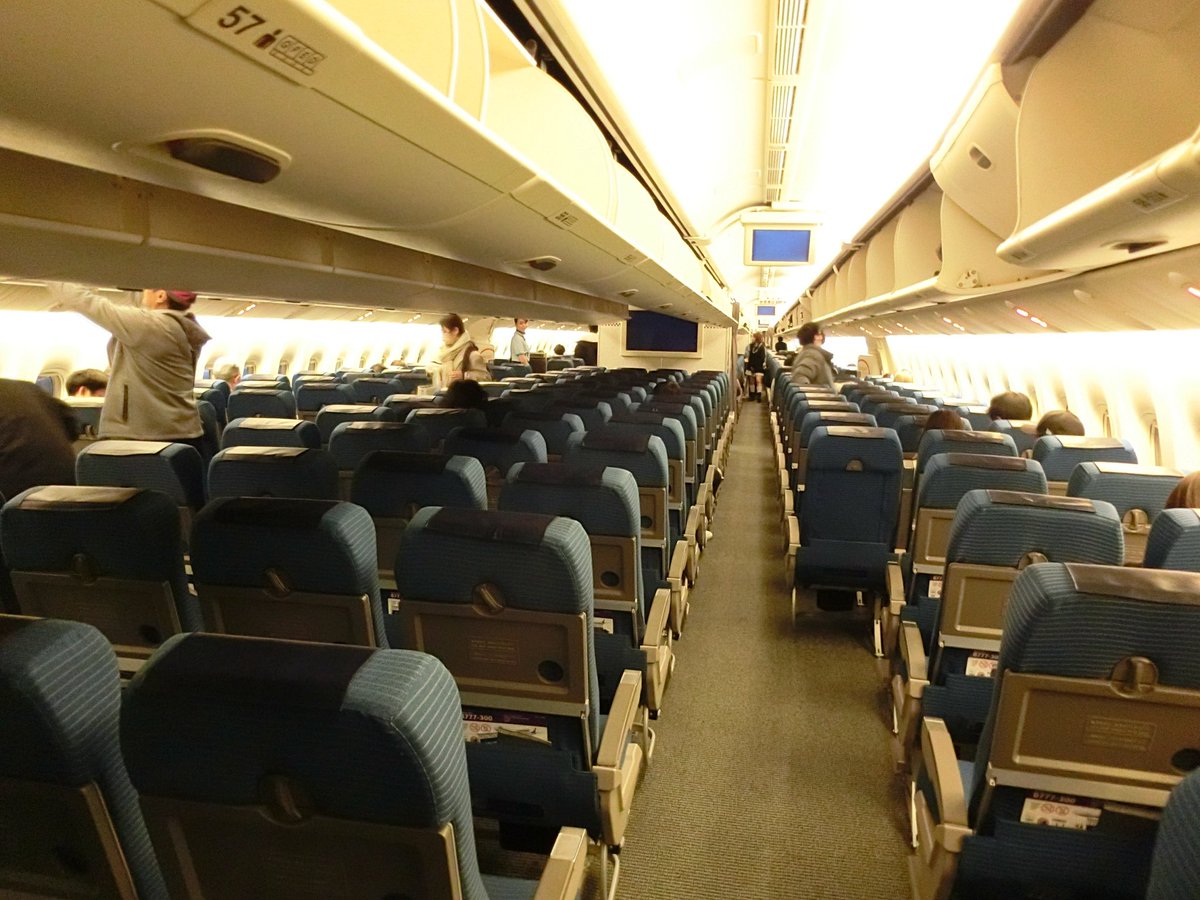 flyyukiAIR's tweet photo. NH273 羽田▶︎福岡 JA755A

初めて乗った773 500席越えでクラシカルな内装はとても印象的でした。 https://t.co/qjeTTcroV7