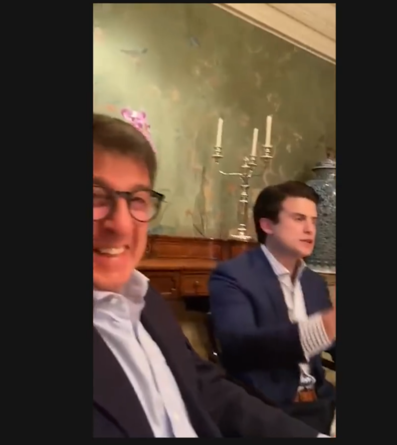 Paulo Marinho rindo do filho sacaneando o bozo.

youtu.be/1O7FKE0pGro?si…