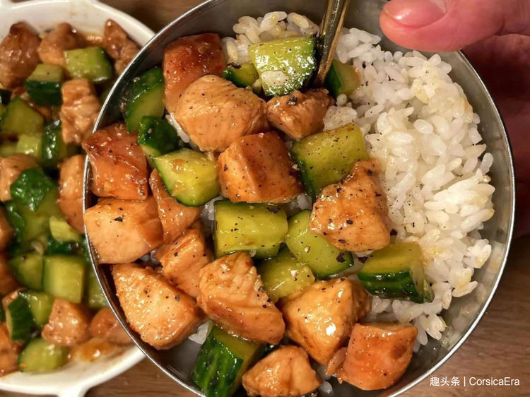 pink3521's tweet image. Swap junk for joy!  Grilled chicken + quinoa + roasted veggies = protein, fiber, flavor. Fuel your day, trim your way. #FitMeals #CleanEating