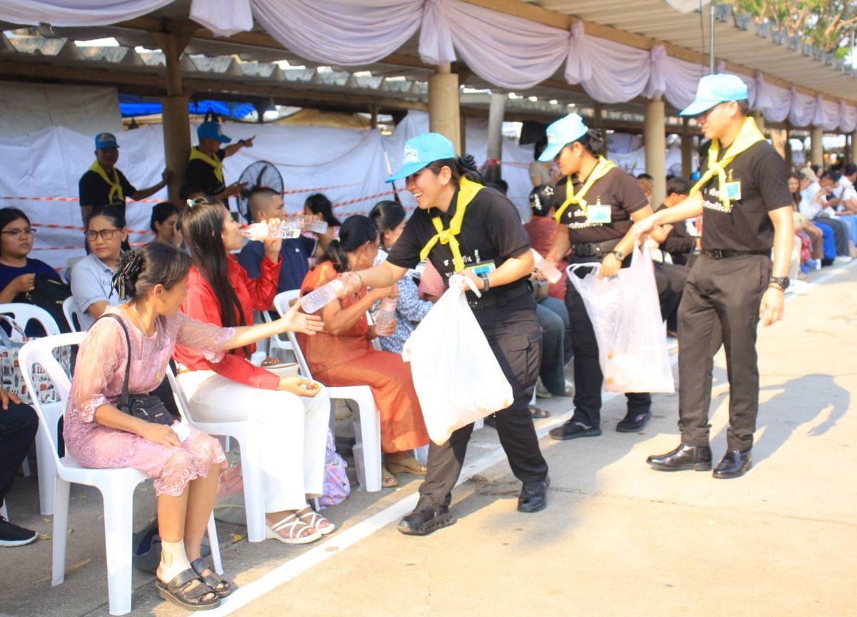 Jitarsarta's tweet photo. ศอ.จอส.พระราชทาน จ.นนทบุรี อำนวยความสะดวกและจัดระเบียบพื้นที่รองรับประชาชนที่มาเฝ้าฯ รับเสด็จฯ พระบาทสมเด็จพระเจ้าอยู่หัว และสมเด็จพระนางเจ้าฯ พระบรมราชินี เสด็จพระราชดำเนินไปพระราชทานปริญญาบัตร แก่ผู้สำเร็จการศึกษา ประจำปีการศึกษา 2566 ณ มหาวิทยาลัยสุโขทัยธรรมาธิราช จ.นนทบุรี https://t.co/0Vsf92r4ey