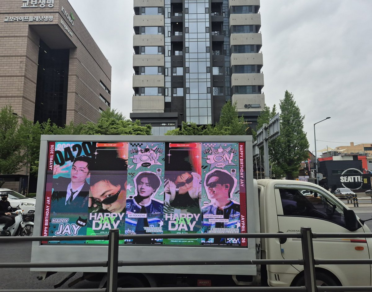 catstarpjs's tweet photo. Happy Jay Day! 💚🏁

Unfortunately, our lamp post banners were removed due to a conflict. But now, they are being displayed on an Led truck! If you happen to see it, please take some photos and send them to us. We would really appreciate it so much 🥺

To everyone who made this project possible for Jay’s birthday, thank you from the bottom of my heart. Sometimes we can’t control everything we plan, but what matters most is the love, effort, and intention we put into it. Let’s continue celebrating Jongseong with all the love he deserves! 🫶🏻

FUEL OF HAPPINESS WITH JAY
#JAYKeepsTheENGENEsON
#이_순간_종성의_세계야 #ENHYPEN_JAY
@ENHYPEN @ENHYPEN_members
#AllRoadsLeadToJay