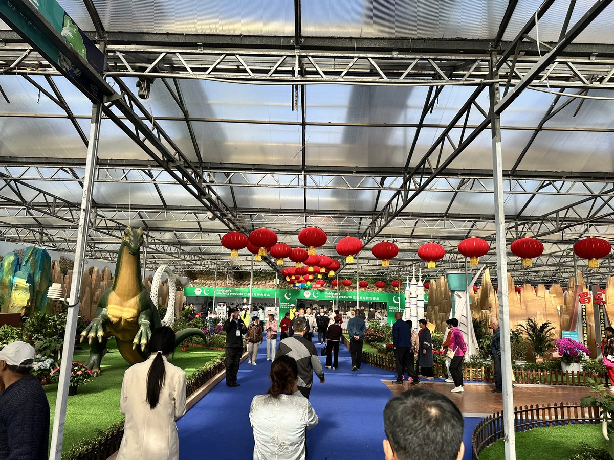 KhalilHashmi's tweet photo. Pleased to inaugurate today 🇵🇰 Pakistan Pavilion at 27th Vegetable Science & Technology Expo in Shouguang city in Shandong province. To mark 75th anniversary of 🇵🇰🇨🇳 diplomatic relations, Pakistan was invited to this leading expo as Guest Country of Honor with a dedicated pavilion.
Happy to see Pakistani companies showcasing some of the best Pakistani food and speciality products. Also spoke at the ribbon-cutting ceremony highlighting uniqueness of Pakistan China ties, growing collaboration in agriculture sector and need to further deepen it in high tech, smart and digital agriculture.

@ForeignOfficePk  @PkPublicDiplo  @PakinChina_ @FoodSecurityPK @ParcPk 

很高兴今天在山东省寿光市举行的第二十七届蔬菜科技博览会上为🇵🇰馆揭幕。为纪念🇵🇰🇨🇳建交75周年，巴基斯坦作为主宾国应邀参加这一重要展会，并设立专门展馆。
欣喜看到巴基斯坦企业展出本国优质食品��特色产品。我还在剪彩仪式上致辞，强调巴中关系的独特情谊，指出农业领域合作日益深化，强调需进一步拓展在高科技、智慧农业与数字农业领域的合作。