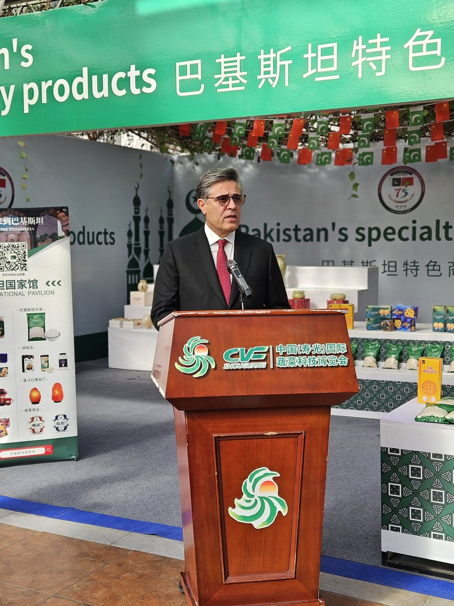 KhalilHashmi's tweet photo. Pleased to inaugurate today 🇵🇰 Pakistan Pavilion at 27th Vegetable Science & Technology Expo in Shouguang city in Shandong province. To mark 75th anniversary of 🇵🇰🇨🇳 diplomatic relations, Pakistan was invited to this leading expo as Guest Country of Honor with a dedicated pavilion.
Happy to see Pakistani companies showcasing some of the best Pakistani food and speciality products. Also spoke at the ribbon-cutting ceremony highlighting uniqueness of Pakistan China ties, growing collaboration in agriculture sector and need to further deepen it in high tech, smart and digital agriculture.

@ForeignOfficePk  @PkPublicDiplo  @PakinChina_ @FoodSecurityPK @ParcPk 

很高兴今天在山东省寿光市举行的第二十七届蔬菜科技博览会上为🇵🇰馆揭幕。为纪念🇵🇰🇨🇳建交75周年，巴基斯坦作为主宾国应邀参加这一重要展会，并设立专门展馆。
欣喜看到巴基斯坦企业展出本国优质食品��特色产品。我还在剪彩仪式上致辞，强调巴中关系的独特情谊，指出农业领域合作日益深化，强调需进一步拓展在高科技、智慧农业与数字农业领域的合作。