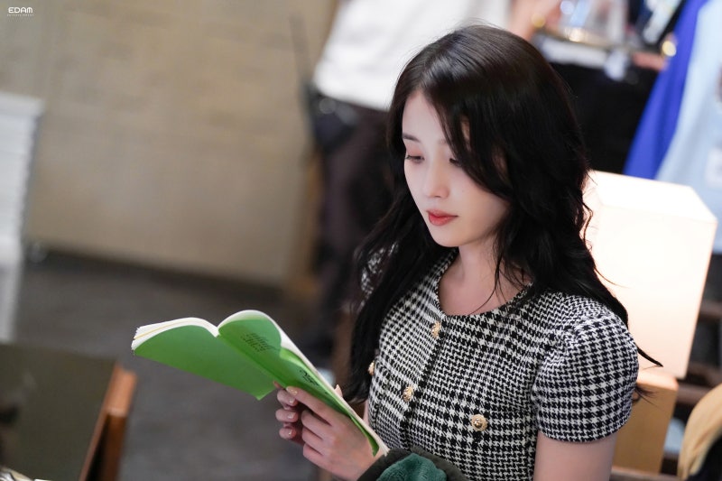 Jieunisera's tweet image. Oh this scene and this outfit, was IU's first filming day !!
#SeongHuiju 
#아이유 #IU #21세기대군부인 #PerfectCrown