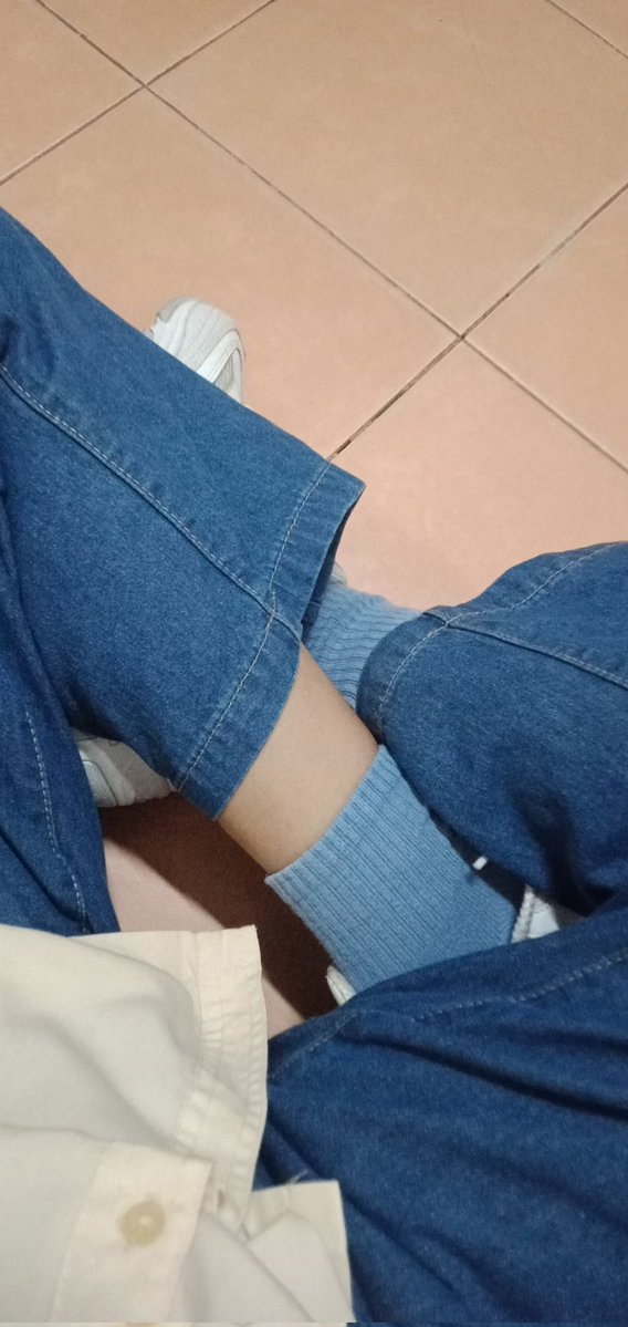 style ngemper depan ruangan dosen 
rasanya mau nangis deh, udah h7 tapi susahh bgtt ketemu dosen pembimbing, belum ke penguji lho🥺😭 doain aku ya ges, biar revisiann ini lancar tanpa perlu sidang ulang huhu🥹