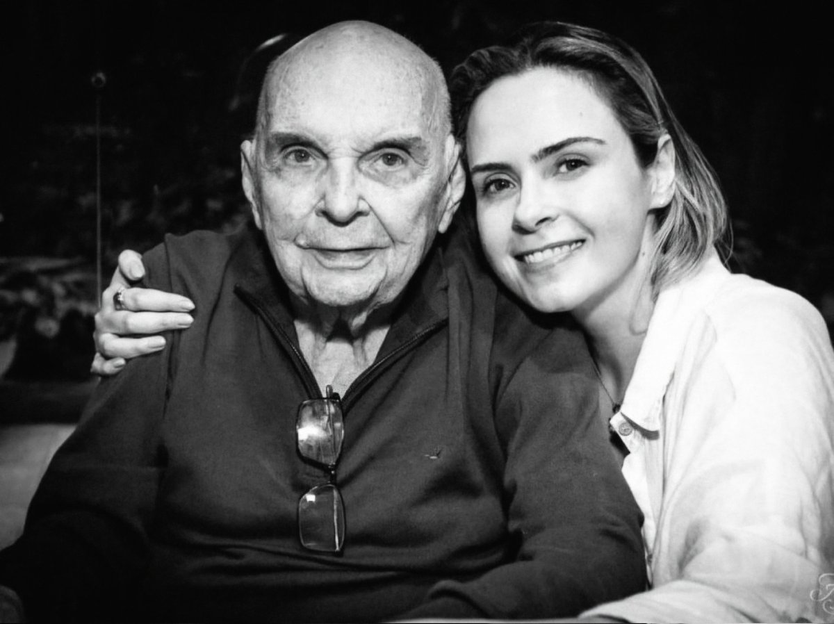 Wyllbarreto27's tweet photo. Meus sentimentos à @anapaularenault  e @tadeuschmidt 

Há despedidas que não encontram explicação e nem cabem em palavras. O que fica é tudo aquilo que foi construído ao longo da vida, os vínculos, os gestos, as memórias, que seguem presentes, ainda que de forma silenciosa. https://t.co/yqXh6q0Dr1