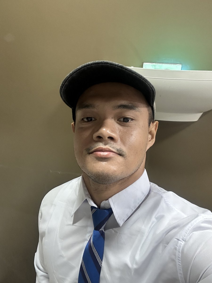 jaspl_anglo's tweet photo. ok graduate na. wa na koy rason e adtog marbel hahahaha https://t.co/UqRc60biJ1