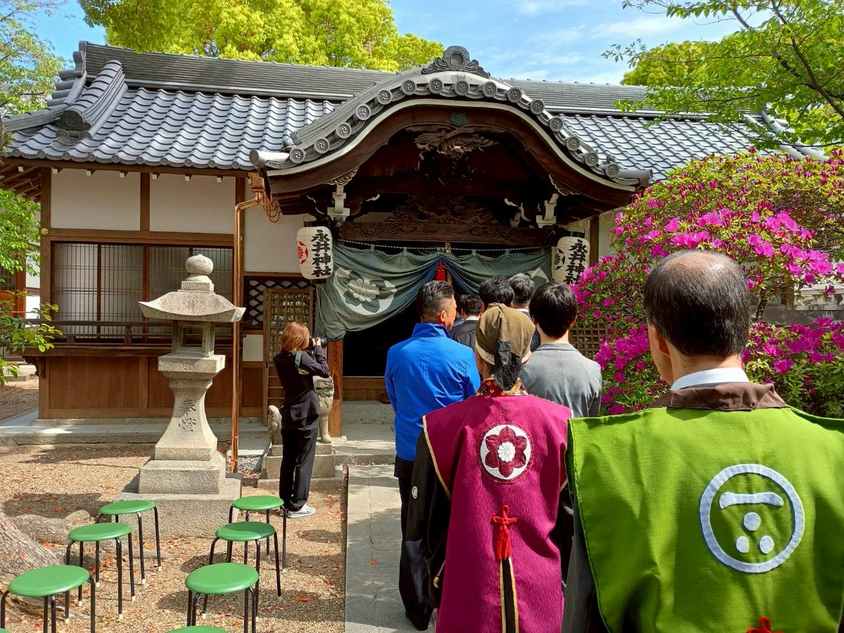 R2KsnmeTLw2593's tweet photo. こんにちは。昨日、4月19日　高槻野見神社境内に鎮座する永井神社例祭並び竣工記念式典が行われました。
私は久々に来訪された永井さまご家族とともに案内兼ね参列致しました。
旧社殿がボロボロで大変な状況だったのを知る者として、在りし姿が綺麗に蘇えた事、嬉しかったです。
ありがとう。直清 https://t.co/vFdW25lcVA