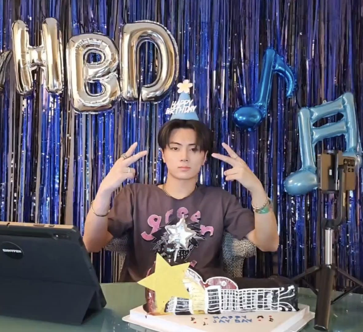 Hoy es tu cumpleaños, 5 cumpleaños, 6 años juntos y siempre fuiste lo mas importante en mi vida, gracias por enseñarme lo que es el amor y le agradezco a la vida por ponernos en el mismo espacio tiempo, la vida hace cosas increíbles y una de esas sos vos, no puedo desearte mas