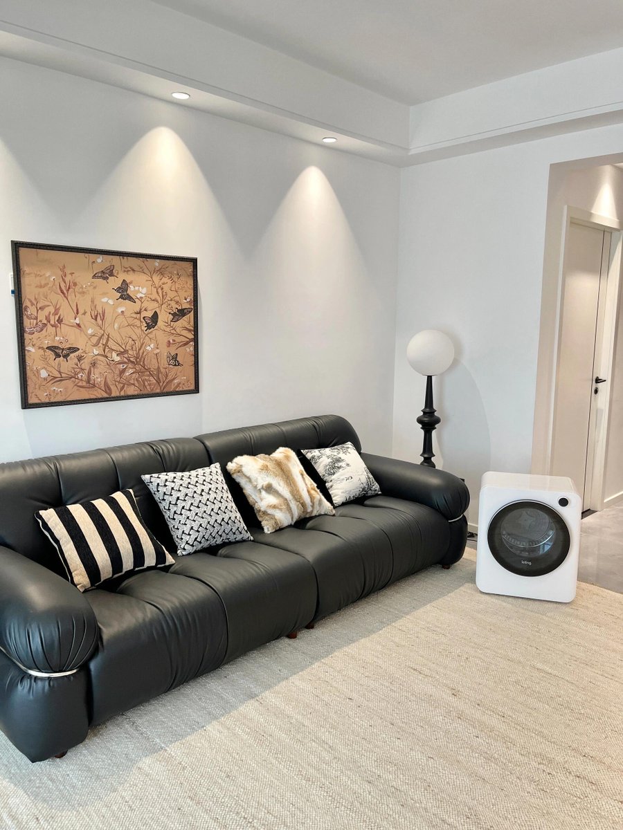 gabryelsilvaaa's tweet image. Just folded a mountain of laundry—now my couch is finally visible again!  #HomeVibes #SmallWins