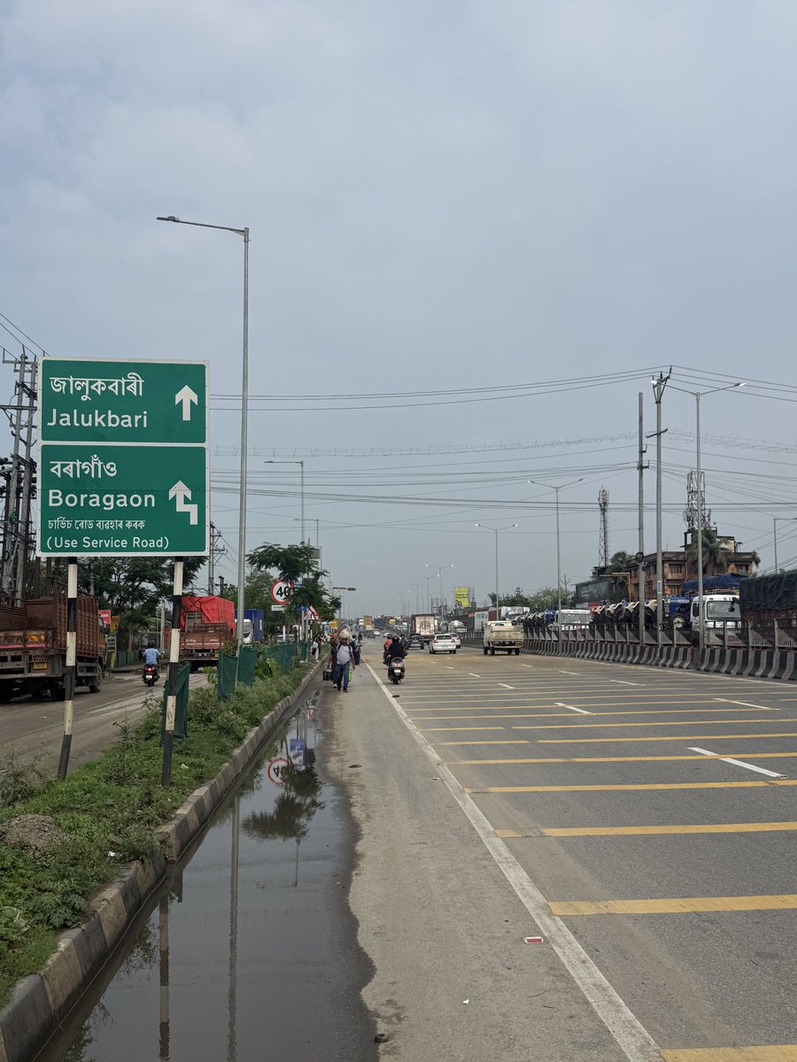 namebzlw's tweet photo. Is it just me, or do the ruling party's advertisements disappear during a flood? https://t.co/Inft8OwCwk