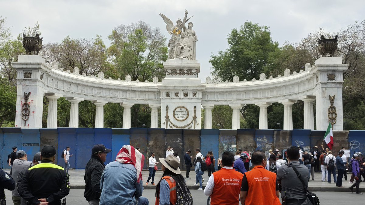 PDHCDMX's tweet photo. 🦺 #Entérate 📢
Como parte del equipo de la @SeGobCDMX, en la #IESIDH cumplimos con nuestra labor de acompañamiento y protección durante las marchas de la #GeneraciónZ y la conmemoración del #420. Nuestro objetivo principal es salvaguardar la integridad de las y los asistentes, así como de terceras personas.
¡Tu seguridad y tus derechos son nuestra prioridad!#DerechosHumanos #ProtestaPacífica #CapitalDeLaTransformación