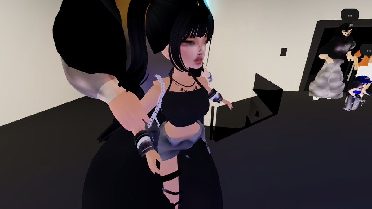 VantiV3Official's tweet image. Man I’m done staying quiet. We really calling this normal now? Yeah I know Roblox ain’t just for kids, anybody can play. That’s not the point. The point is why are y’all normalizing oversexualized, ridiculous avatars on a platform kids still see every day? Use your brain. #roblox