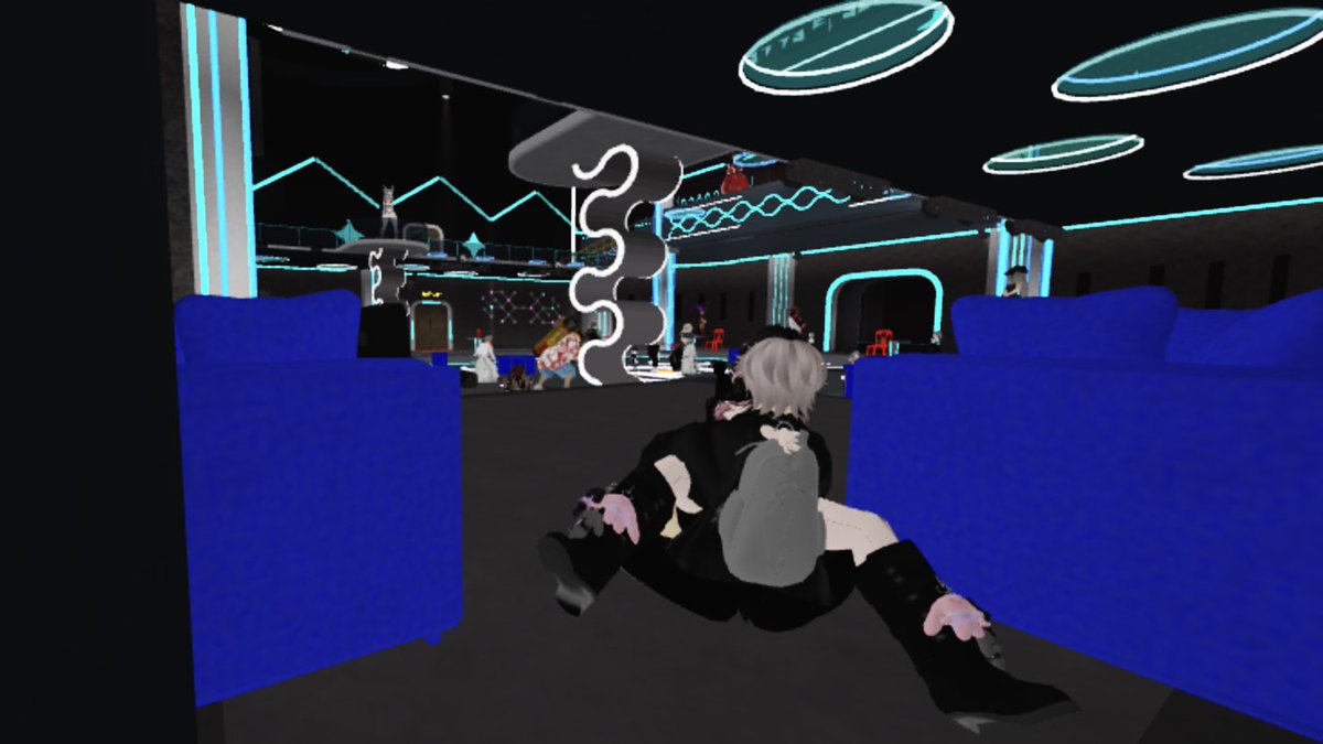 VantiV3Official's tweet image. Man I’m done staying quiet. We really calling this normal now? Yeah I know Roblox ain’t just for kids, anybody can play. That’s not the point. The point is why are y’all normalizing oversexualized, ridiculous avatars on a platform kids still see every day? Use your brain. #roblox