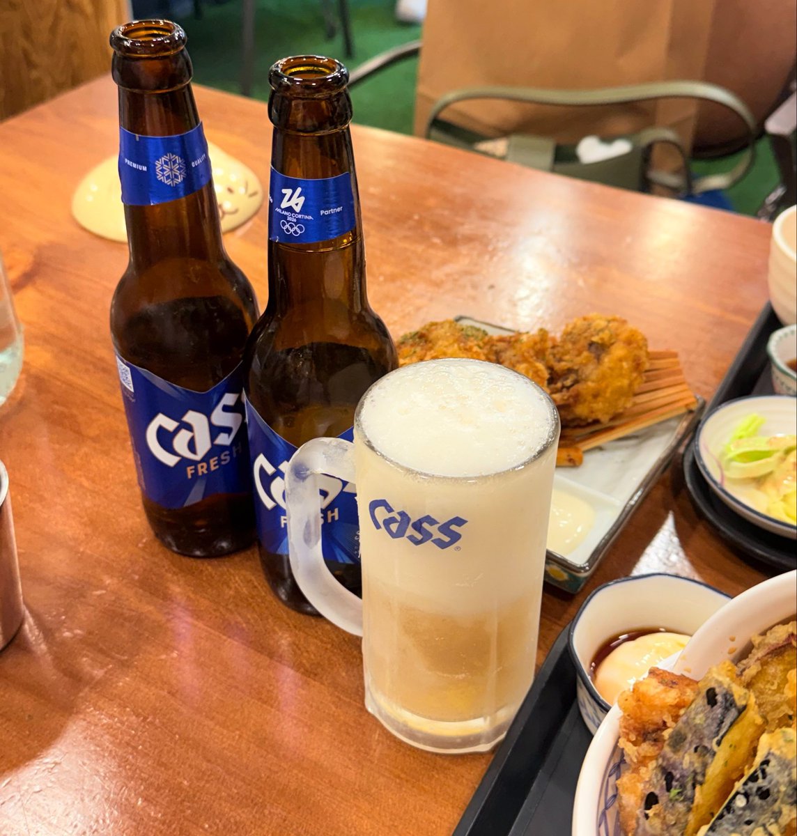 트친들 맛점하세요. 지난 번 홍대갔다 먹은 텐동. 비가 와서 그런지 기름진 것이 땡기네요 >_<