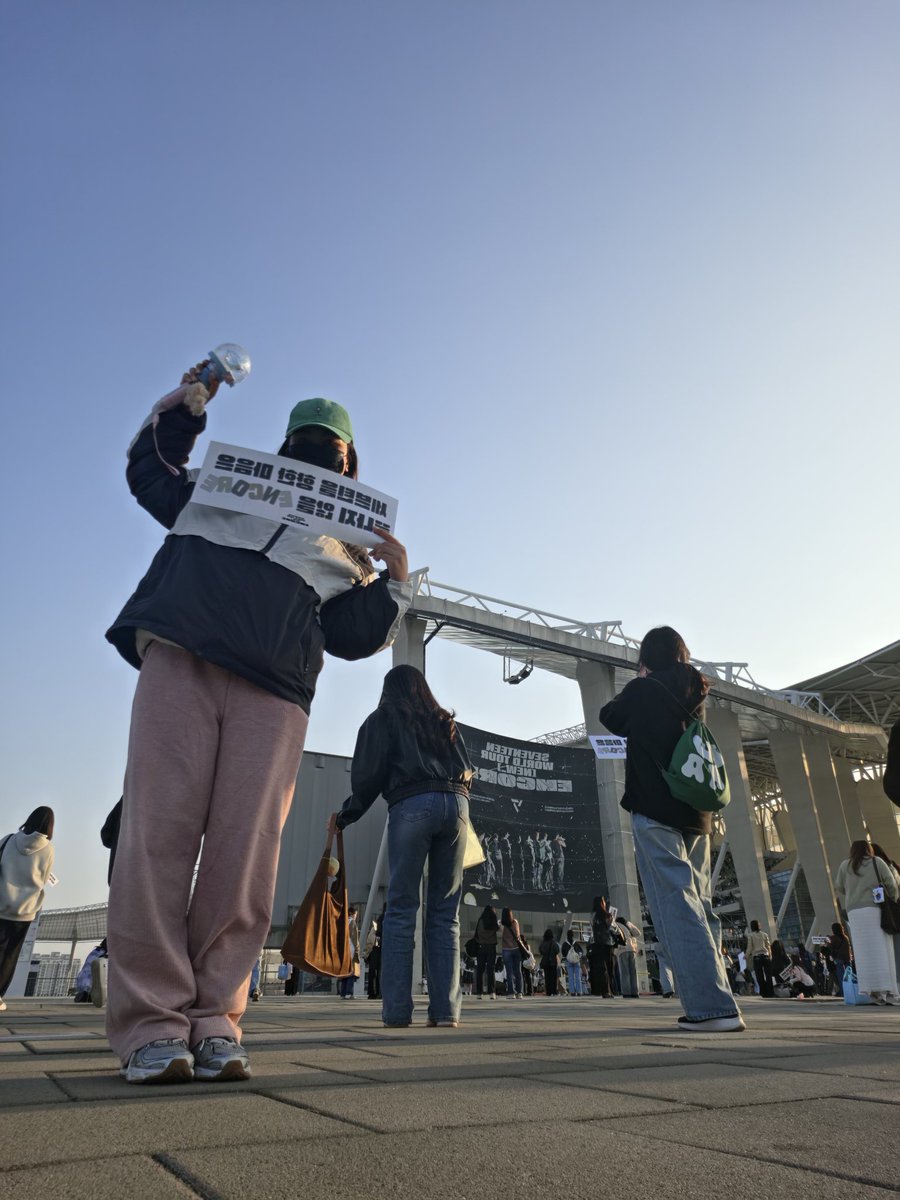 xia28z's tweet image. This day April 5, 2026. Im a 2 years and 3 months old CARAT and Ive met Seventeen for the 12th time😭
#DOKYEOM #DK #NEW_ENCORE #Seventeen