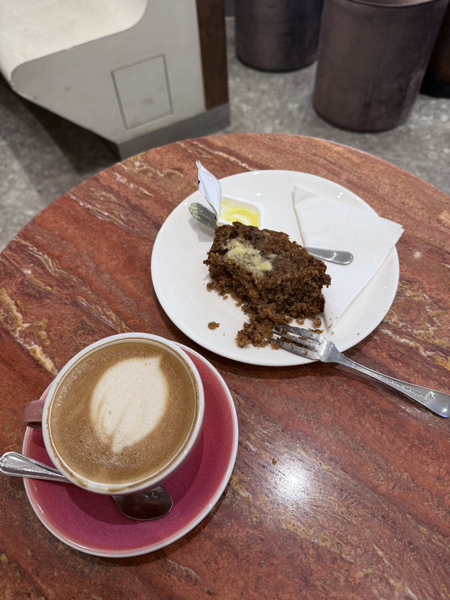 alttash's tweet photo. I’m sitting in a cafe in an empty mall eating banana bread and listening to Planarcadia soundtrack and its kinda therapeutic https://t.co/hlBnb11XEe