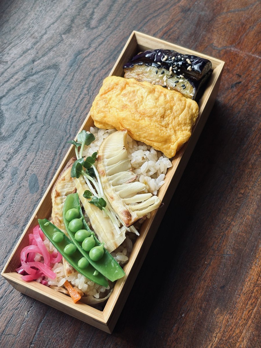 おひる。
たけのこごはんのお弁当。