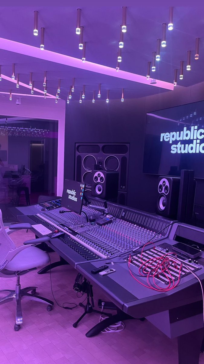 마크가 작업한 스튜디오 republic records studios 인듯 한..?!

(테일러 스위프트, 위켄드, 아리아나 그란데, 케이팝 아이돌 등등 다수 작업한 스튜디오)