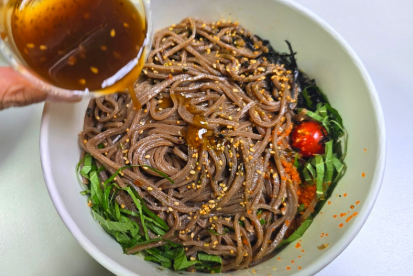 [4월 20일 48일차 월요일 점심🥬]

통들깨 들기름 메밀면 샐러드

같이 드시는 직원분이 매번 드시길 궁금해서 처음 시켜봤는 데. 너무 맛있네요. 들기름 향이 완전 확 퍼지고. 너무 좋았습니다.  다들 맛점하세요.  오후도 화이팅😁